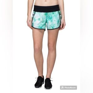 Lululemon Tracker Short II-2-way Stretch
Spray Dye White Blue Tropics / Black